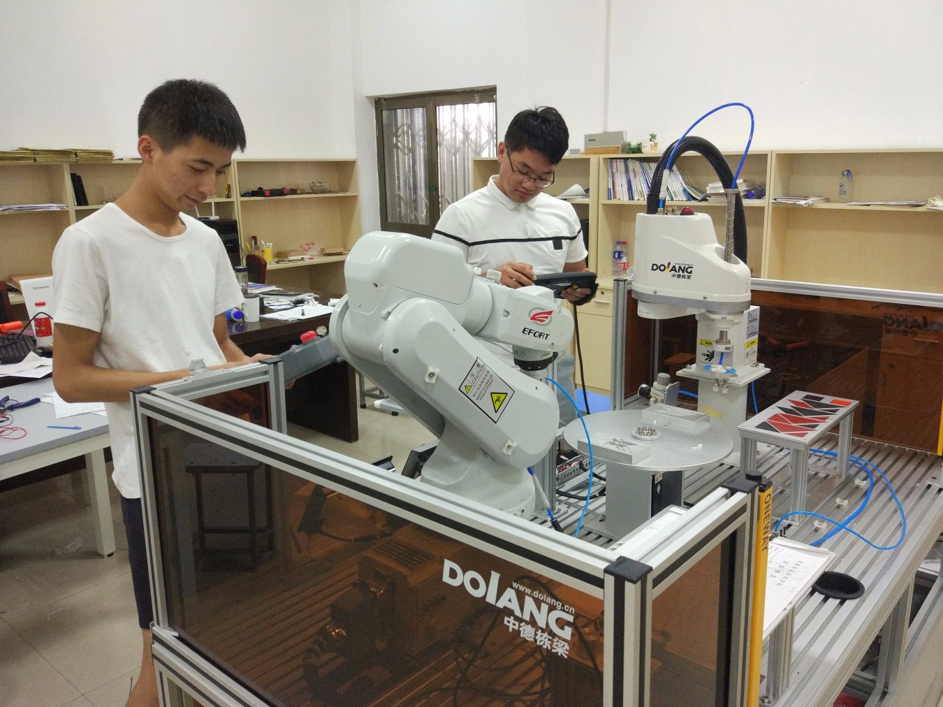 小我院学生正在紧张准备国赛.jpg 小我院学生正在紧张准备国赛.jpg