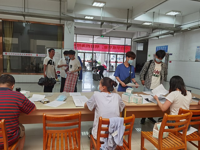 发放口罩、行李袋.jpg 发放口罩、行李袋.jpg