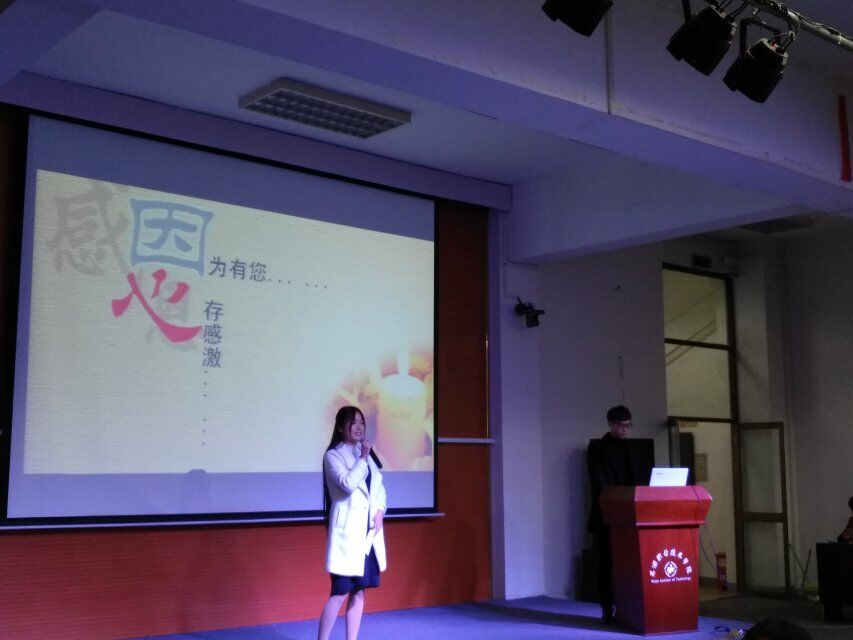 比赛选手在台上演讲.jpg 比赛选手在台上演讲.jpg