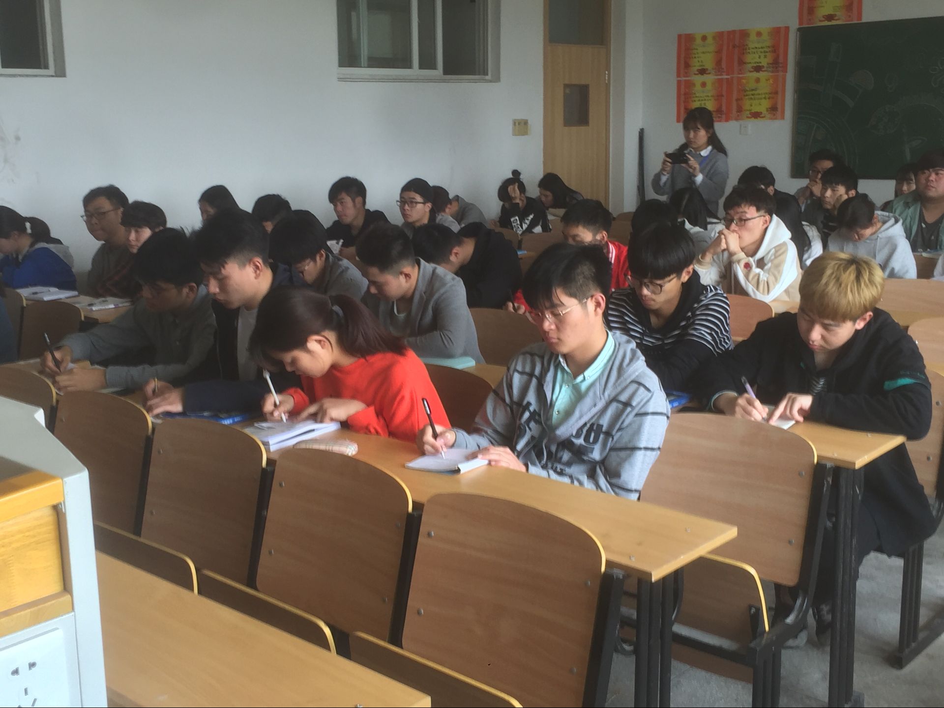 安全工作专题会议报道(5).jpg