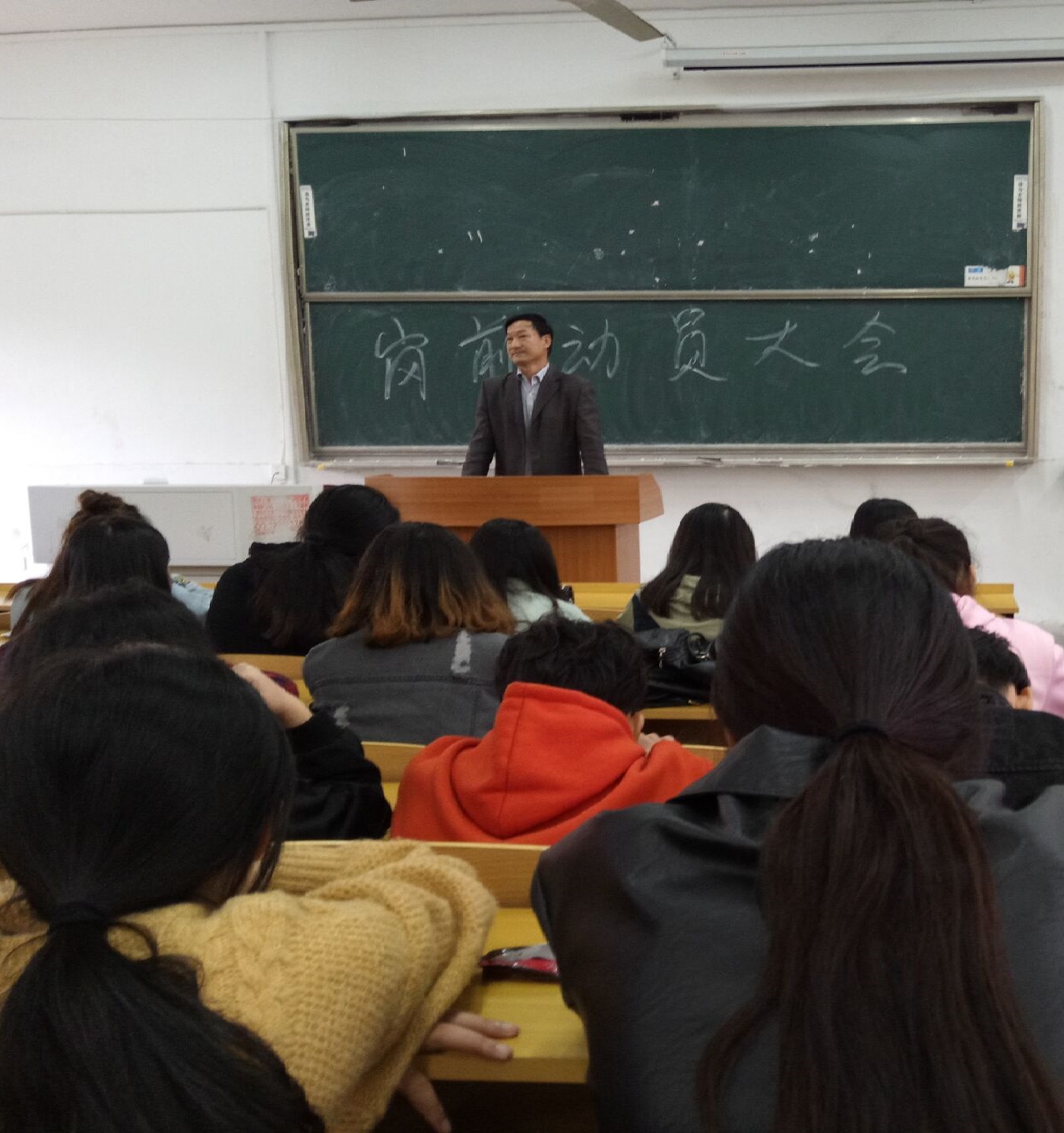 书记2.jpg 书记2.jpg