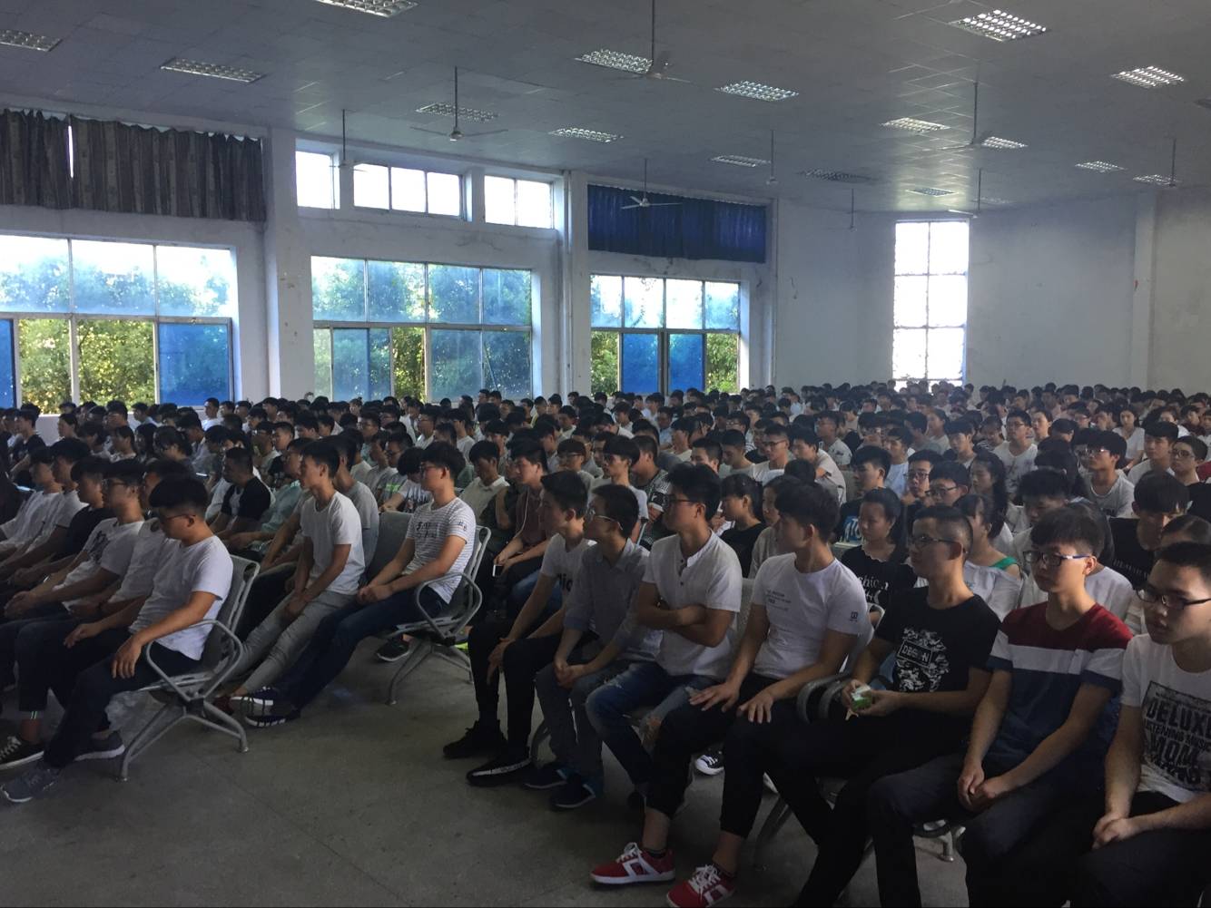 大一新生正在进行入学教育.jpg 大一新生正在进行入学教育.jpg
