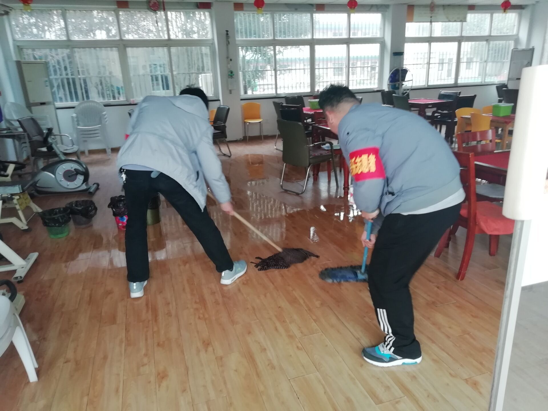 志愿者们为老人打扫卫生.jpg 志愿者们为老人打扫卫生.jpg