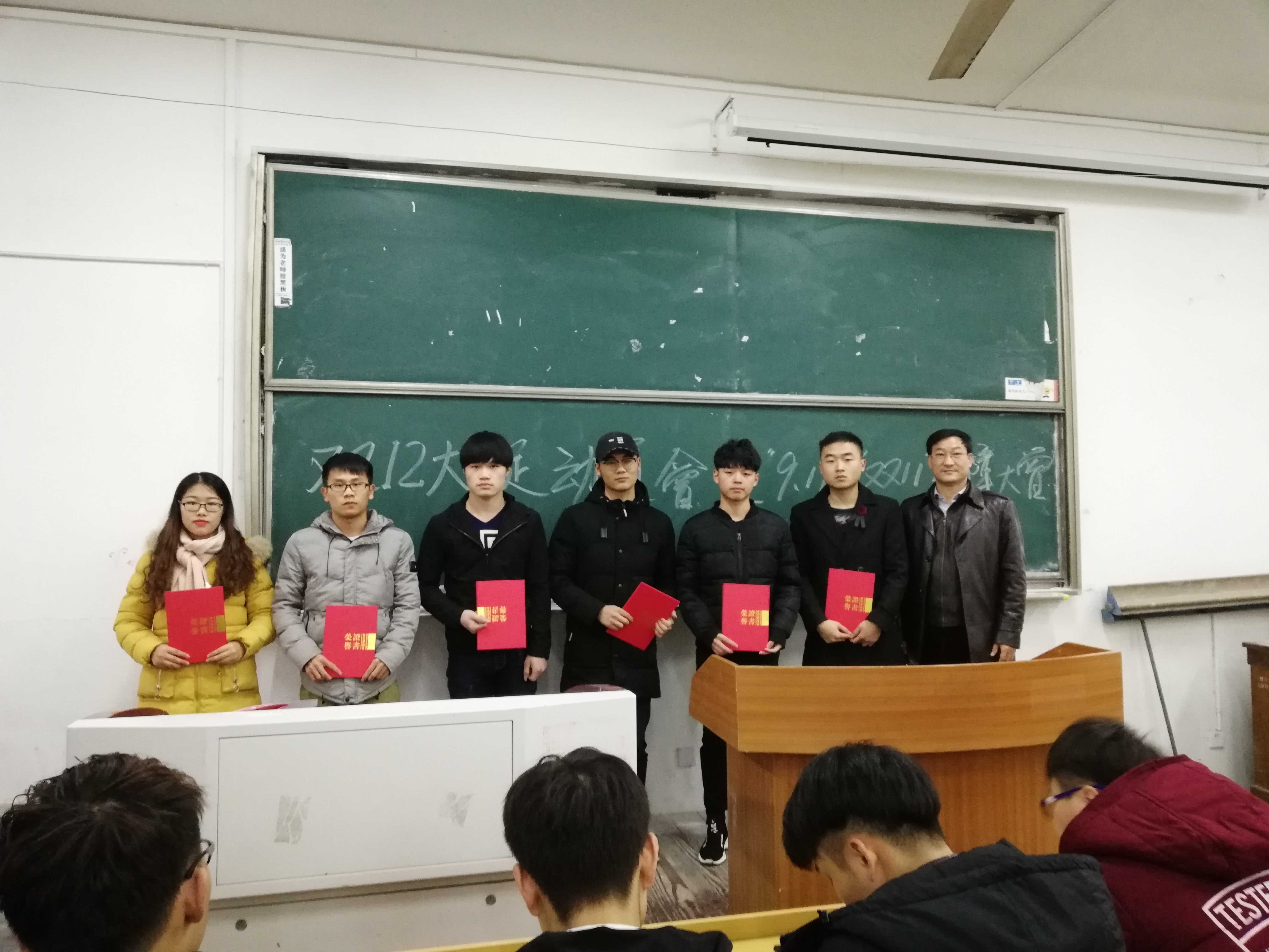 为表彰同学颁奖.jpg 为表彰同学颁奖.jpg