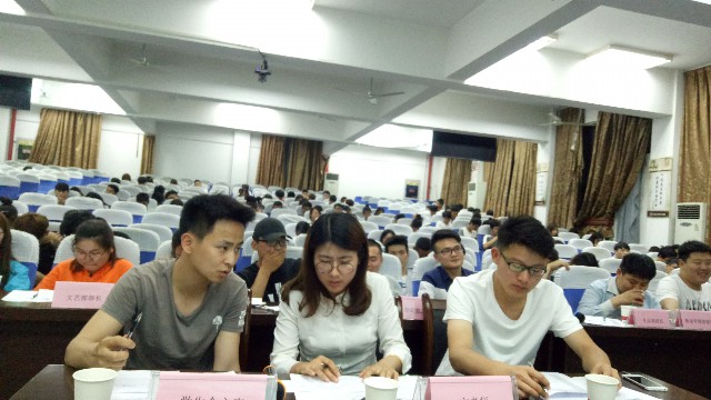 评委审阅参赛简历.jpg 评委审阅参赛简历.jpg