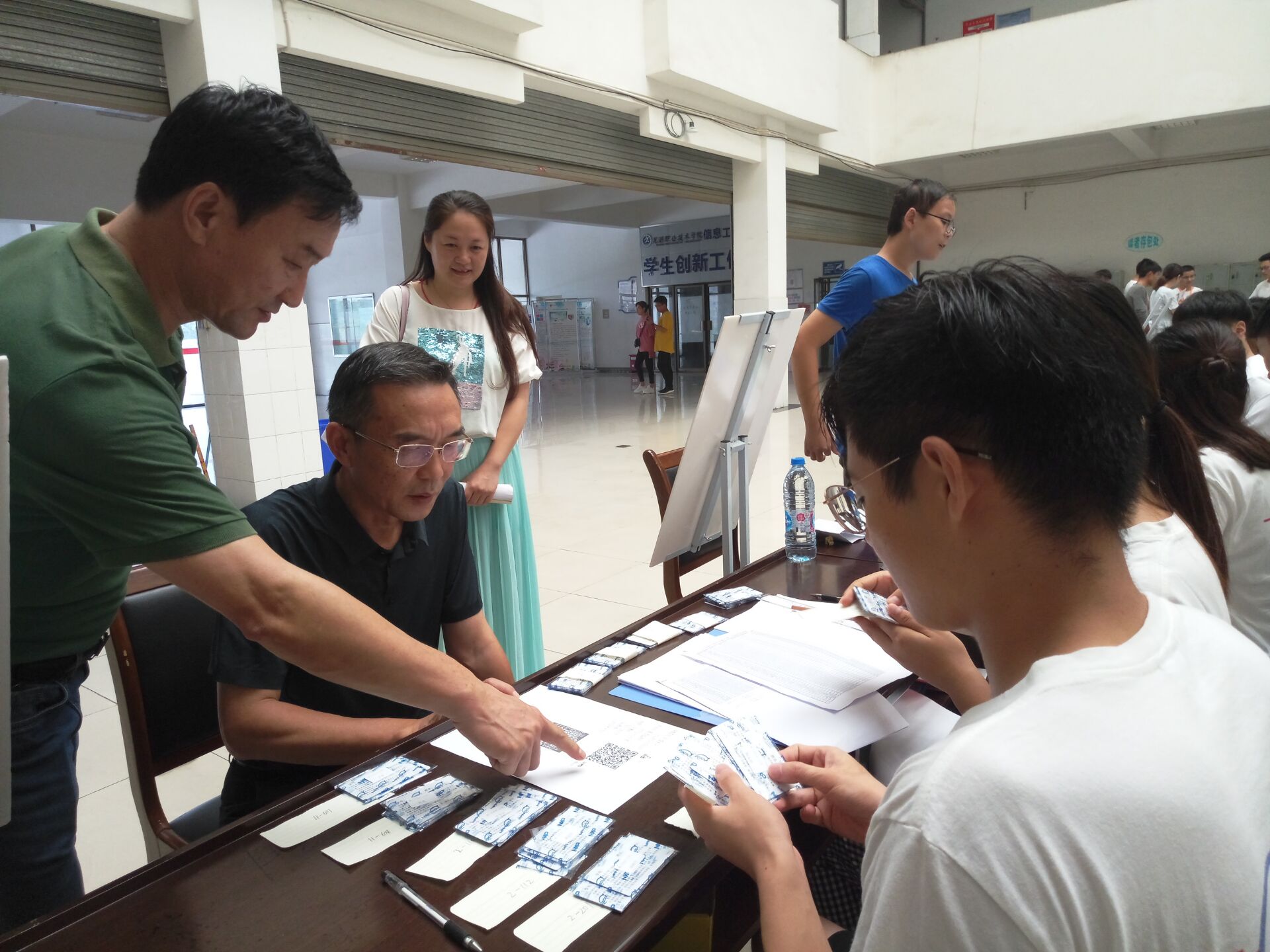 校党委副书记吴长湖视察迎新工作.jpg 校党委副书记吴长湖视察迎新工作.jpg
