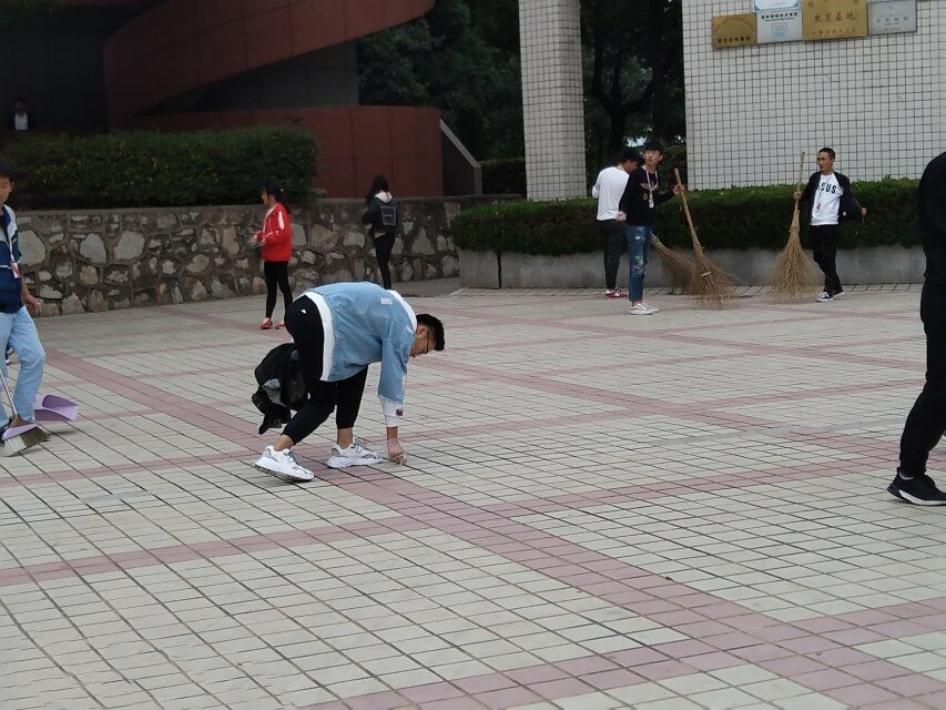 打扫卫生(1).jpg 打扫卫生(1).jpg