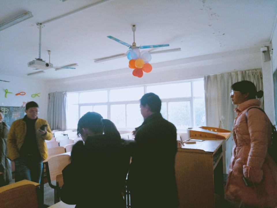 辅导员们进行教室检查.jpg 辅导员们进行教室检查.jpg