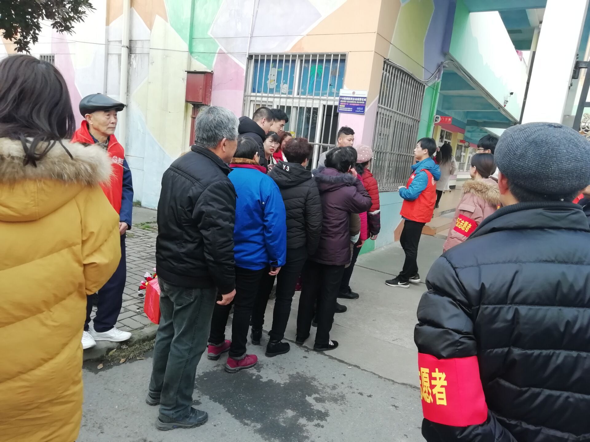 志愿者们维护秩序.jpg 志愿者们维护秩序.jpg