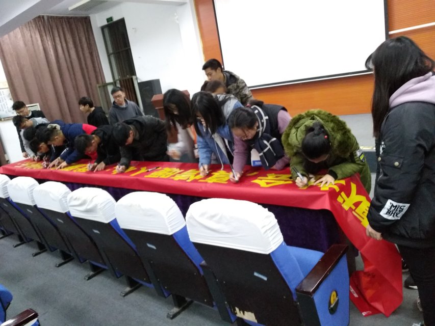 志愿者在签名.jpg